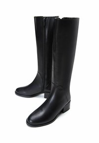 Bottes en cuir noires jusqu'aux genoux avec une texture lisse, un bout rond, un talon bas et un zip sur le côté.
