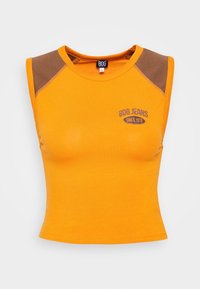 Orange ärmlös topp med bruna axelaccenter, med ribbad textur och broderad "BDG JEANS" logotyp på framsidan.