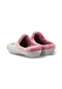 Zapatillas de casa grises y esponjosas de tipo slip-on, con un suave forro interior rosa y suelas de goma bajas, mostradas desde atrás sobre un fondo blanco.