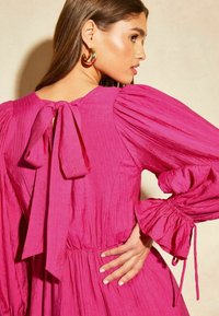 Lipsy LONG SLEEVE TIE BACK REGULAR FIT - Denné šaty - pink