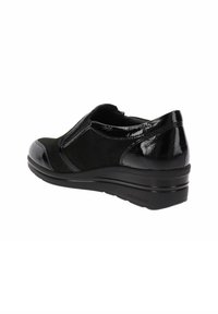 Scarpe slip-on nere caratterizzate da una combinazione di tessuto lucido e tessuto texturizzato, punta arrotondata e un tacco a zeppa basso per garantire comfort.