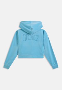 Svetlomodrá mikina s kapucňou a dlhými rukávmi, s nápisom "Juicy" na chrbte, vystihnutým drobnými kamienkami.