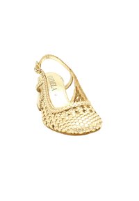 Scarpa slingback in oro tessuto con tacco basso a blocco, dotata di punta arrotondata e cinturino regolabile, che presenta una finitura testurizzata.