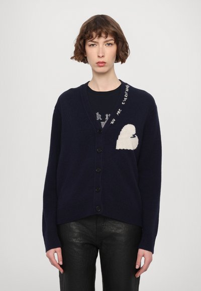 Cardigan bleumarin cu o aplicatie tricotată în formă de inimă, cu șase butoane pe față și literă albă texturată pe umăr.