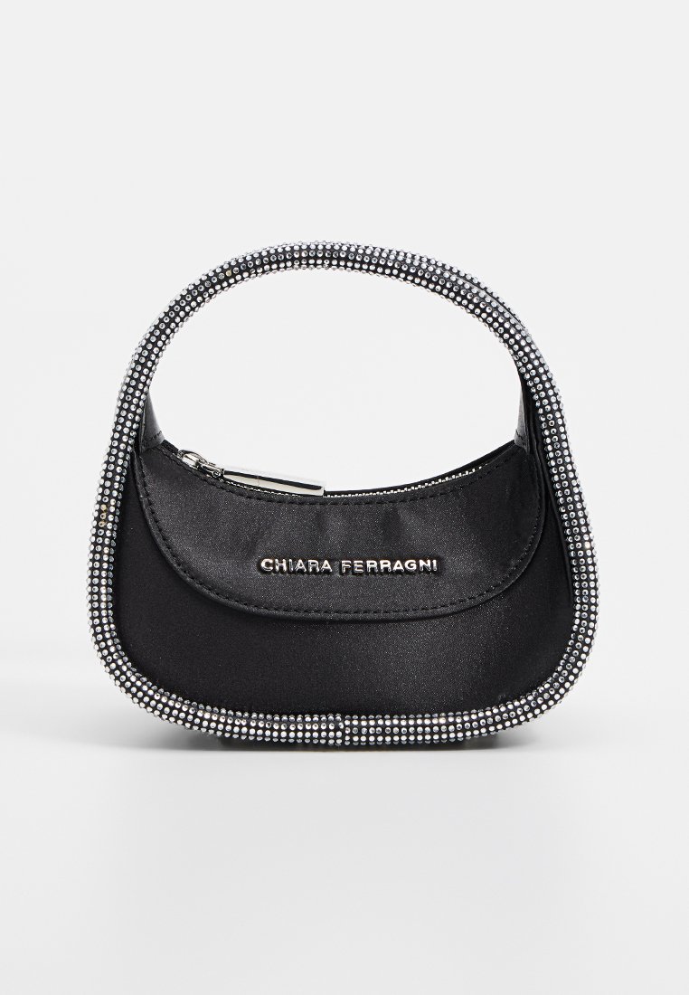 Czarna satynowa mini torebka z srebrnym wykończeniem z kryształków, zamek błyskawiczny na górze oraz logo "Chiara Ferragni" na przedniej klapce.