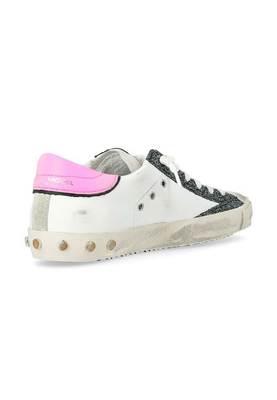 Sneaker bianco con un cappuccio anteriore grigio testurizzato, accentuazione rosa sul tallone e borchie tonde argento sulla suola. I lacci sono bianchi; la superficie mostra segni di usura.