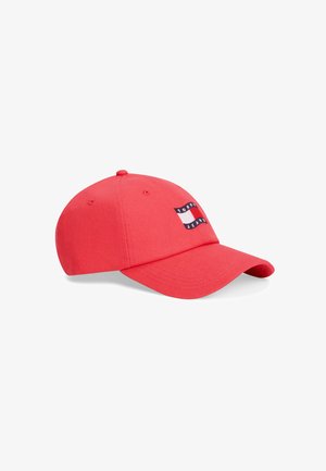 Rode honkbalpet met een gebogen klep en een klein rechthoekig Tommy Jeans-logo patch aan de voorkant.