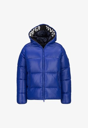 Blaue Steppjacke mit glänzendem Finish, mit Kapuze, Reißverschluss und einem schwarzen Innenfutter mit weißem Text. Seitentaschen vorhanden.