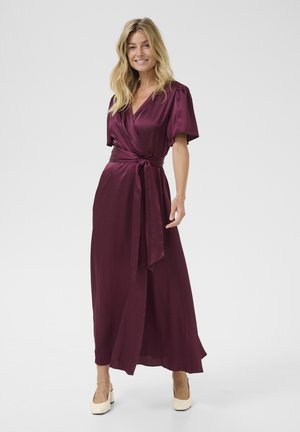 Pflaumenfarbendes Wickelkleid aus glattem Stoff, mit kurzen Puffärmeln, einer taillierten Linie mit Bindeband und einem fließenden, knöchellangen Rock.