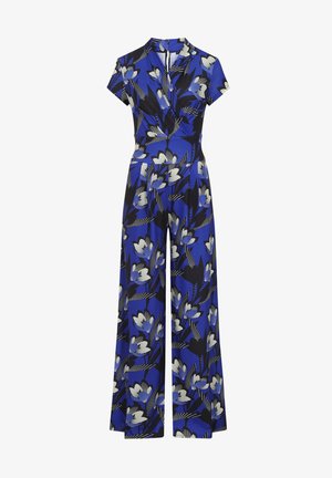 Blauer Blumen-Overall mit kurzen Ärmeln, V-Ausschnitt, weitem Bein und einem Muster aus weißen und schwarzen Blättern auf einem lebendigen blauen Hintergrund.