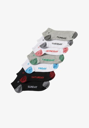 Sept paires de chaussettes basses en gris, blanc et noir, chacune étiquetée avec un jour de la semaine différent et des accents de talon et d'orteil codés par couleur.