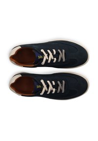 Baskets en cuir bleu marine avec des accents beiges, dotées de lacets beige clair et gris, et d'un motif cousu sur la tige.