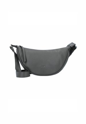 Bolso bandolera de cuero gris medias lunas con correa ajustable y cierre de cremallera, exhibido sobre un fondo blanco.