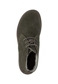 Stivale alla caviglia in suede verde con punta rotonda, lacci, dettaglio trapuntato e fodera morbida visibile all'apertura. Suola in gomma marrone.