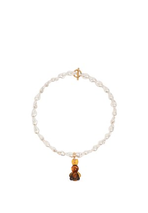 Pulsera de perlas con cuentas irregulares y cierre de palanca dorado, con un pequeño colgante en forma de conejo de color ámbar en el centro.