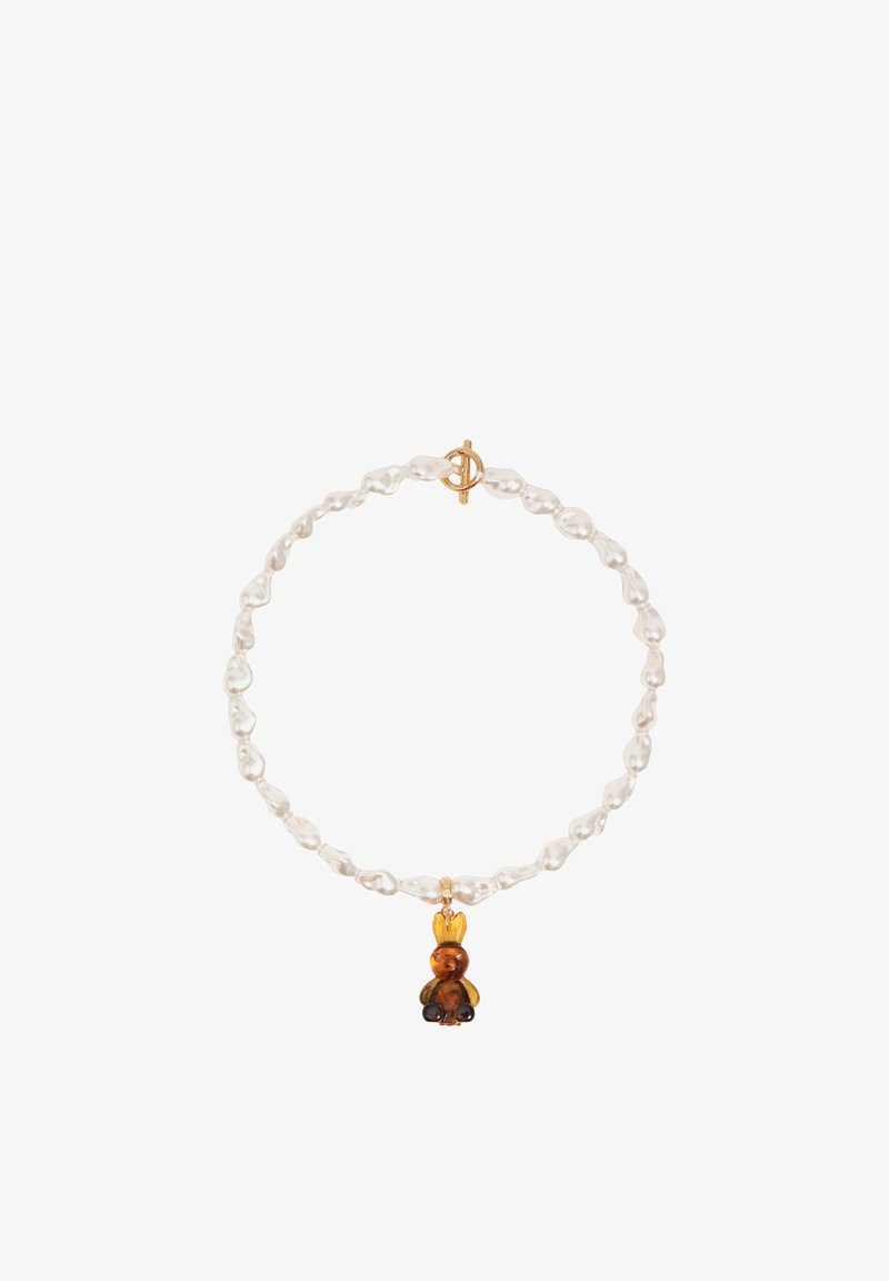 Pärl käevõru ebaregulaarsest helmestest ja kuldse lukuga, keskel ripub väike merevaigukollane jänku ripats.