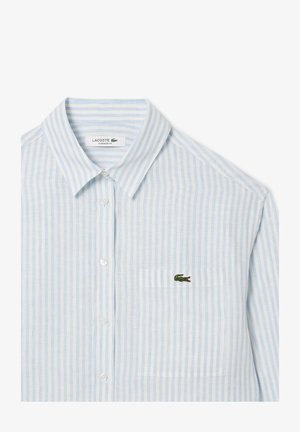 Svetlomodrá a biela pruhovaná košeľa na gombíky s náprsného vreckom, s vyšitým zeleným logo krokodíla, klasický golier, oversized strih.