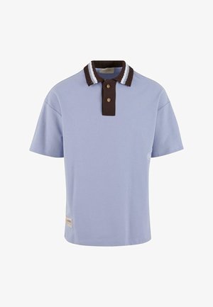 Világoskék pólóing, barna bordás gallérral, fehér csíkokkal, két barna gombbal, és egy kis logóval az elülső szegélyen.