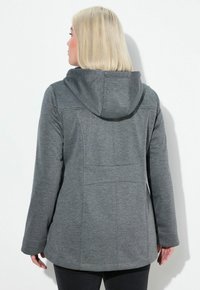 Grå, huva jacka med en slät textur, framseam och långa ärmar, sedd bakifrån. Minimalistisk design utan synlig hårdvara.