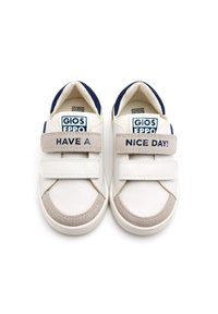 Sneaker bianchi in pelle con accenti blu navy, cinturini in velcro e dettagli beige. Il testo sui cinturini recita "HAVE A" e "NICE DAY!" su scarpe separate.