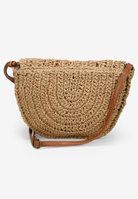 Bolso de paja trenzada tipo bandolera con forma redondeada, color marrón claro y correa de cuero marrón. Presenta un patrón texturizado en espiral en toda su superficie.
