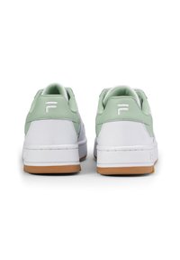 Sneakers bianchi con accenti in pelle verde, suole in gomma, colli imbottiti e logo ricamato sul tallone. Texture liscia e design classico.