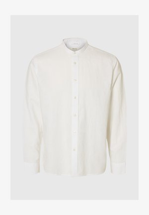 Balta lina krekla ar garām piedurknēm, mandarīna apkakli un priekšā perlveida pogām, attēlota uz vienkrāsaina gaiša fona.