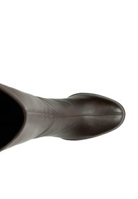 Stivaletto in pelle marrone con forma snella, punta rotonda e superficie liscia. Presenta una cucitura che corre verticalmente lungo il centro.