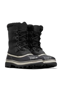 Czarne zimowe buty z zamszową cholewką, futrzanym mankietem oraz gumowym czubkiem. Posiadają sznurowany design i teksturowaną podeszwę dla lepszej przyczepności.