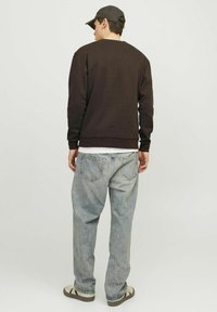 Jack & Jones JJEBRADLEY CREW - Sweatshirt - mulch
