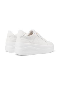Sneaker platform bianche con tomaia in pelle liscia, dettaglio del logo impresso e perforazioni. Presentano una forma arrotondata e un design con tacco rialzato.