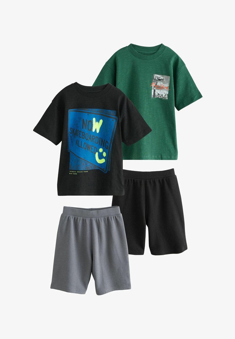 To T-shirts med korte ærmer med grafik, en grøn med sort-hvidt print og en sort med et skateboard-skilt, sammen med sorte og grå shorts.