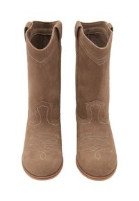 Botas altas de ante marrón, con punteras puntiagudas y patrones de costura blanca, que presentan una textura suave y punteras redondeadas.