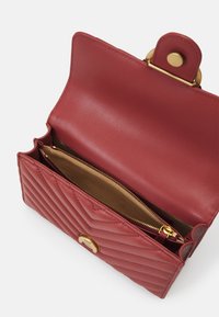 Pinko LOVE ONE MINI CHEVRON - Borsa a tracolla - ocra rosso/antique gold-coloured