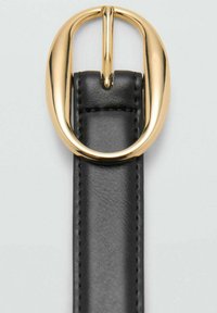 Čierny kožený opasok s veľkou, zaoblenou zlatou sponou. Spona má stredný hrot a hladký, leštený povrch. Švy sú viditeľné na popruhu.