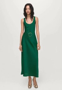 Groen slipdress van een gladde stof, met een ronde halslijn en een aansluitende pasvorm, gecombineerd met geïllustreerde puntige hakken.