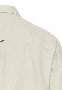 Lichtbeige linnen shirt met een kraag, met een schouderstukdetail op de achterkant en subtiele kreuktextuur overal.