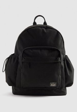 Zaino nero con tasca frontale con zip, tasche laterali con coulisse, manico superiore e etichetta Levi Strauss & Co. sulla parte bassa anteriore.
