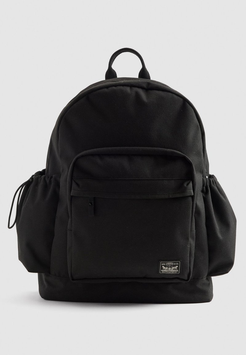 Schwarzer Rucksack mit vorderer Reißverschlusstasche, seitlichen Kordeltaschen, Handgriff oben und Levi Strauss & Co. Etikett an der unteren Vorderseite.