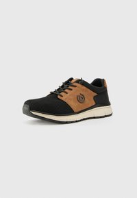 Chaussure de sport noire et brune avec tige en mesh, accents en daim et semelle en caoutchouc. Présente des lacets, un logo sur le côté et une semelle intérieure rembourrée.