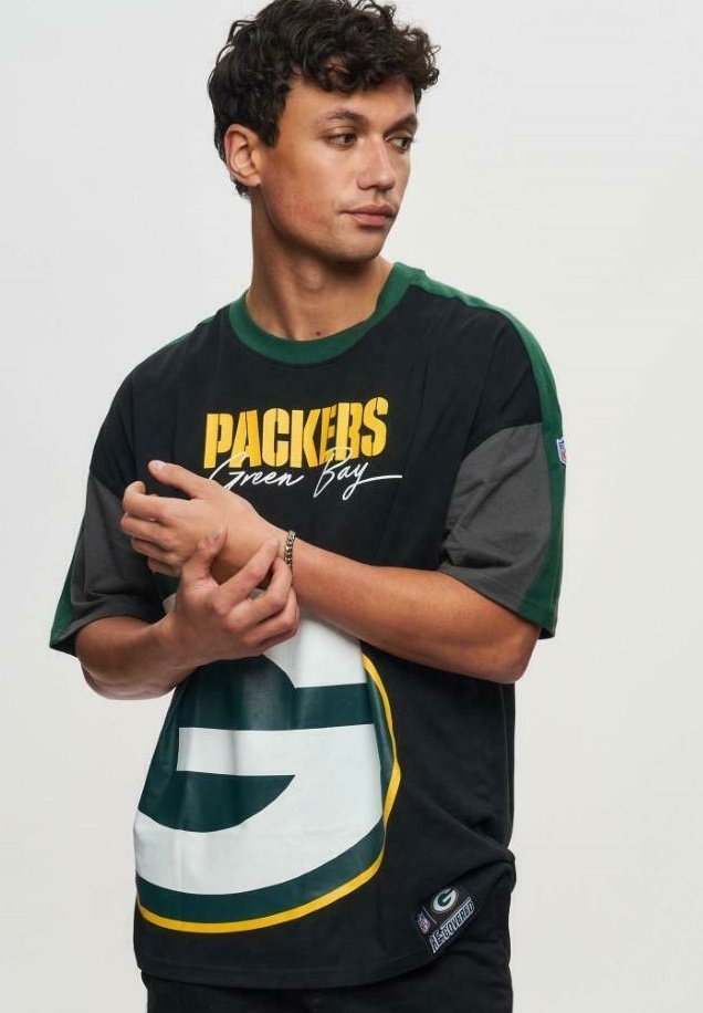 T-shirt noir avec des accents verts et gris, affichant le texte "PACKERS Green Bay" et un grand logo stylisé. Manches courtes, coupe décontractée.
