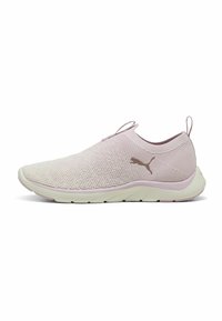 Baskets de sport rose clair avec une tige en mesh respirant, bout rond, languette de tirage et semelle en caoutchouc ; présente un logo discret en accent doré.