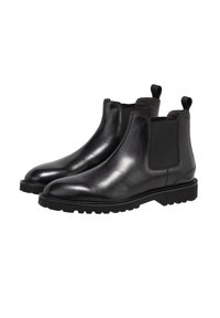 Par de botas Chelsea de cuero negro con paneles laterales elásticos y lengüetas, con suelas de goma negra resistentes.