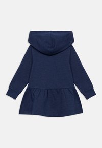 Tamsiai mėlyna ilgomis rankovėmis suknele su gobtuvu, su sukaupta sijonu ir raštuotais rankogaliais, išdėstyta plokščiai iš nugaros ant baltos fono.