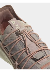 Adidas Terrex VOYAGER 21 TRAVEL - Hikingskor -  taupe taupe met impact orange