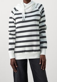 Sweat à capuche rayé en gris clair et gris foncé, avec un col cheminée, un cordon de serrage et des poignets côtelés. Tissu doux avec une coupe décontractée.