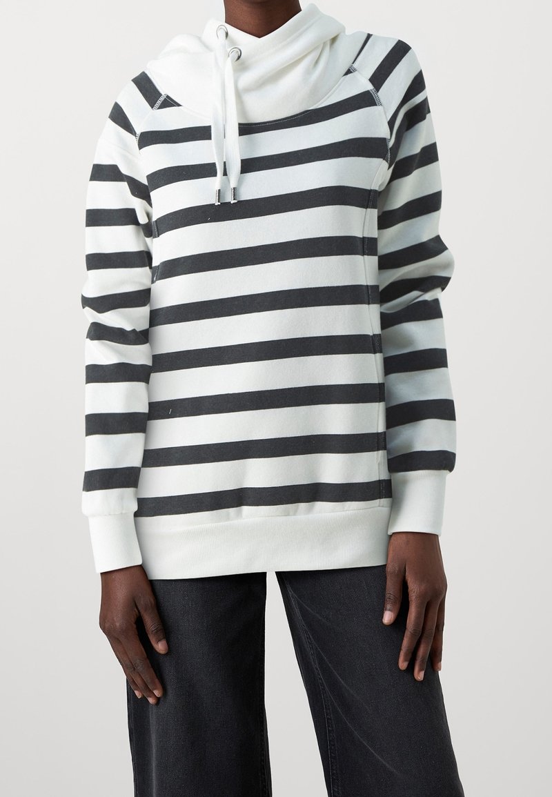 Sweat à capuche rayé en gris clair et gris foncé, avec un col cheminée, un cordon de serrage et des poignets côtelés. Tissu doux avec une coupe décontractée.