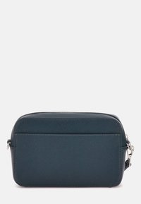 Bolso bandolero rectangular en color marino, hecho de material sintético texturizado, con cierre de cremallera y correa ajustable. Incluye un bolsillo trasero deslizable.