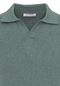 Polo en maille vert avec un col et une étiquette de marque « Felix Hardy » en taille M à l'intérieur de l'encolure.