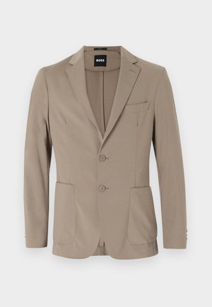 Blazer ajustado bege feito de um tecido suave. Apresenta um design de botão único com dois botões, lapelas recortadas e dois bolsos frontais.